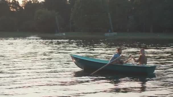 ボートの若いカップル — ストック動画
