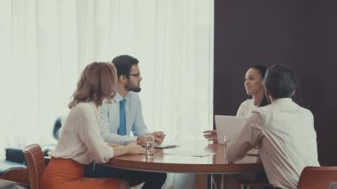 Gülümseyen iş adamları toplantısında