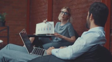 Genç iş adamları kapalı