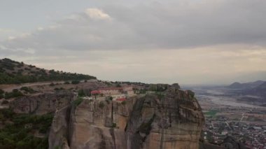 Yunanistan'da bir kaya üzerinde bulunan kilise