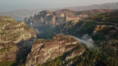 Kayaların üzerinde Yunan Adası toprakları