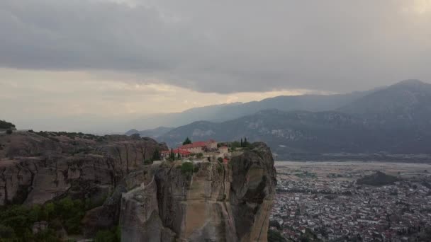 Yunanistan Bir Kaya Üzerinde Bulunan Kilise — Stok video