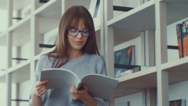 Jovem Mulher Lendo Livro Biblioteca — Vídeo de Stock