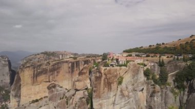 Bir uçurum yukarıdan bina