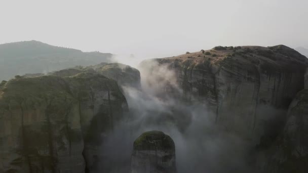 Meteora Grega Nevoeiro — Vídeo de Stock