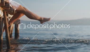 Kadın ayakları iskele üzerinde