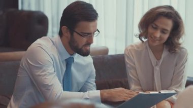 Genç iş adamları iş kapalı