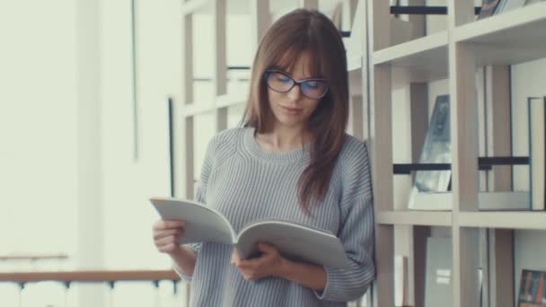 Νεαρή Γυναίκα Που Διαβάζει Ένα Βιβλίο — Αρχείο Βίντεο