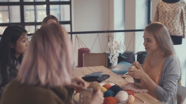 Chicas Punto Clase Magistral — Vídeos de Stock