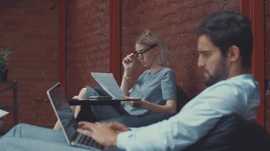 genç iş adamları iş başında