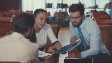 Genç iş için coworking bir röportajda