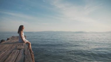 Genç pier girl on denizin kenarında