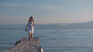 Yaz aylarında iskelede genç kız