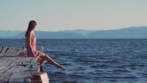 Mujer Joven Muelle Vacaciones — Vídeo de stock