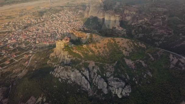 日光の山々 にギリシャの都市 — ストック動画