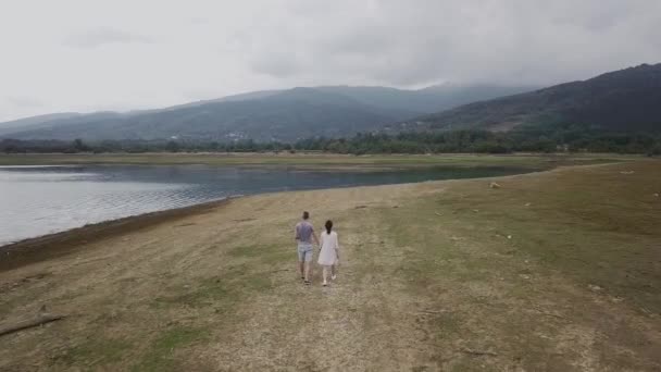 Jeune Couple Bord Lac Par Temps Nuageux — Video