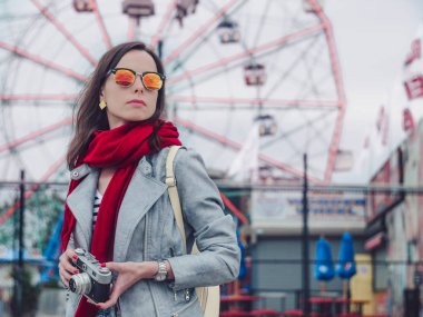 Şehrin retro bir kamera ile genç kadın