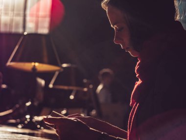 Genç öğrenci gönüllülük a kitap kütüphane