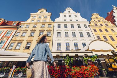 Yaz aylarında mutlu çekici kız