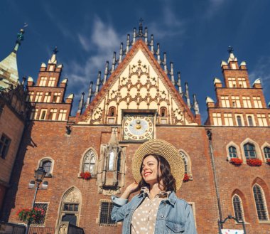 Polonya'da gülümseyen güneşli bir günde çekici kadın