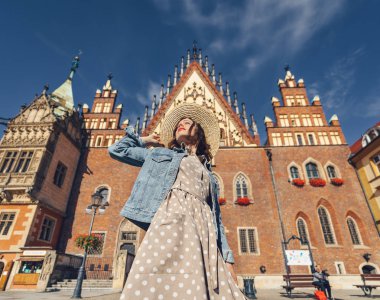 Çekici kız güneşli bir günde Polonya'da gülümseyerek.