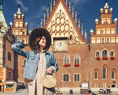 Güneşli bir günde Polonya'da gülümseyen genç kadın