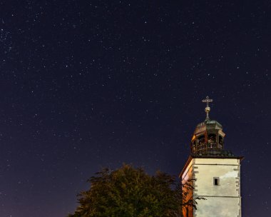 Yıldızlı gece gökyüzü arka plan üzerinde kilise