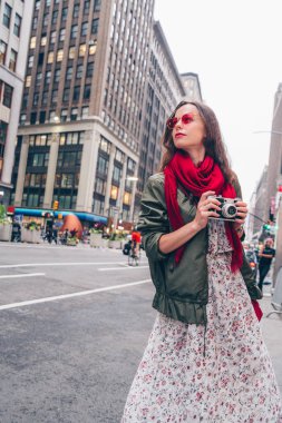 New York 'ta retro kameralı çekici bir kız.