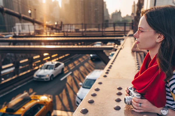 Ung Fotograf Brooklyn Bridge New York — Stockfoto