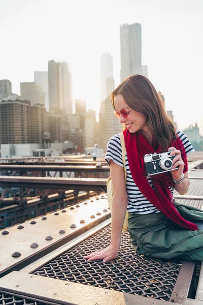Mujer Sonriente Puente Nueva York —  Fotos de Stock