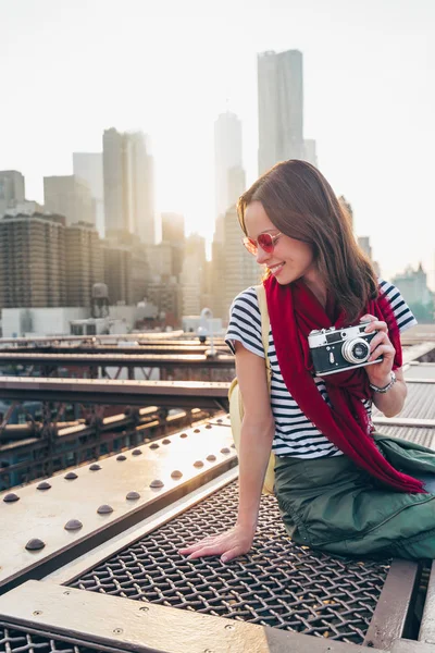 Femme Souriante Sur Pont New York — Photo