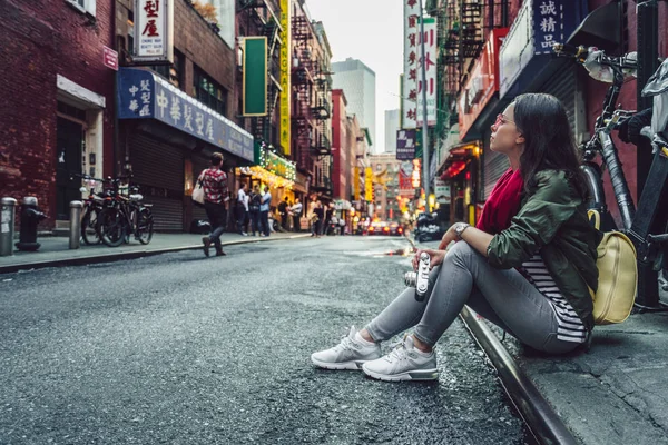 Donna Attraente Con Una Macchina Fotografica Retrò New York — Foto Stock