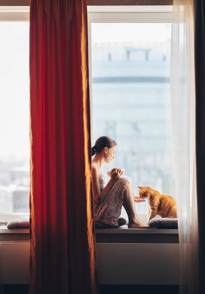 Giovane Ragazza Con Gatto Sul Davanzale Della Finestra — Foto Stock