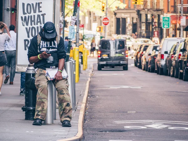 Człowiek Telefonem Manhattanie Nowym Jorku — Zdjęcie stockowe