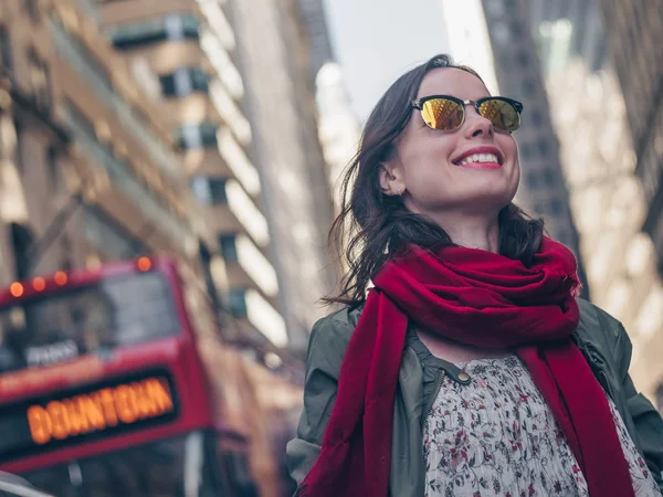 Посміхається Дівчина Манхеттені Нью Йорку — стокове фото