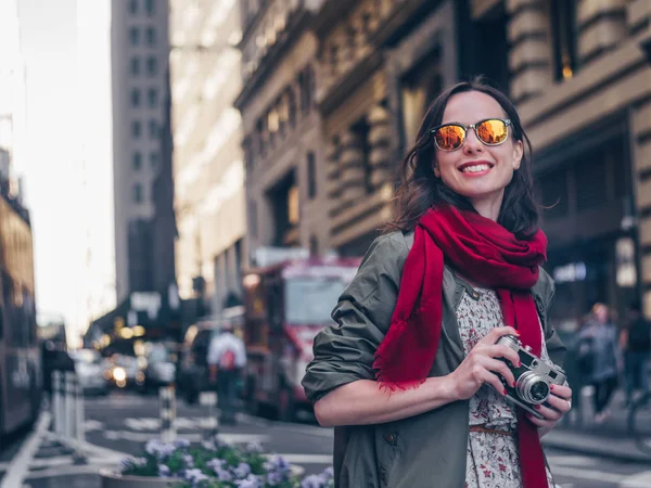 Menina Sorridente Com Uma Câmera Retro Manhattan — Fotografia de Stock