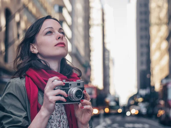 在曼哈顿拿着复古相机的年轻女孩 — 图库照片
