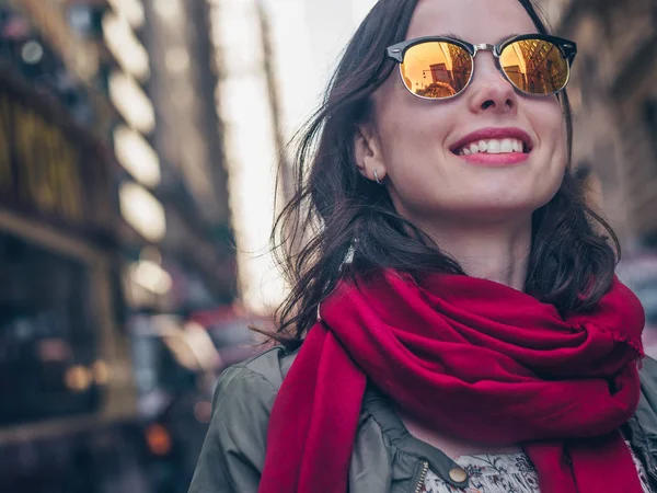 Une Fille Souriante Avec Des Lunettes Soleil Manhattan — Photo