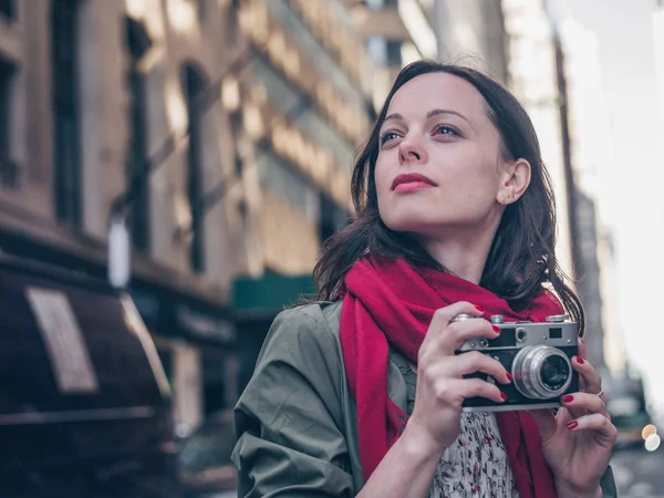 Ung Fotograf Med Retro Kamera New York City — Stockfoto