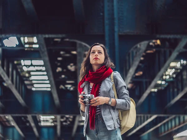 Chica Joven Con Una Cámara Retro Ciudad Nueva York — Foto de Stock