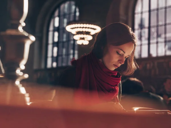 Belle Femme Lisant Livre Bibliothèque — Photo