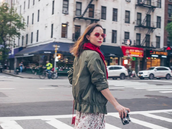 New York'ta retro bir fotoğraf makinesi ile güzel kız