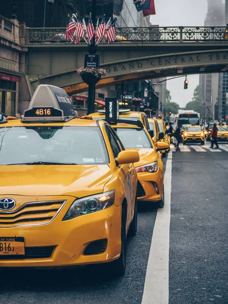 在乌萨的街道上的黄色出租车 — 图库照片