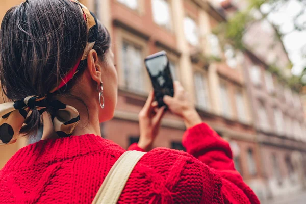 Молодая Женщина Телефоном Открытом Воздухе — стоковое фото