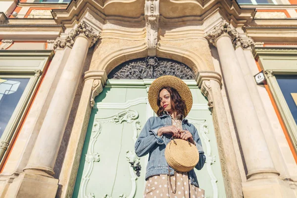 Güneşli bir günde çekici kız Polonya