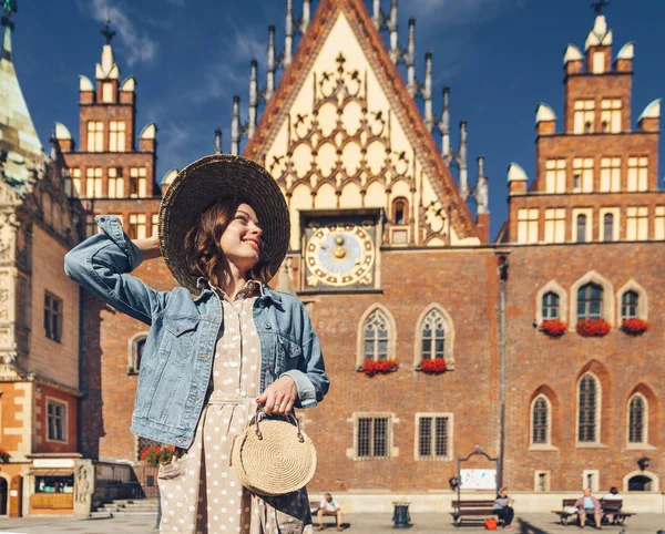 Güneşli bir günde Polonya'da gülümseyen genç kadın