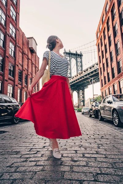 Gyönyörű Lány Egy Piros Szoknya Háttérben Manhattan Híd — Stock Fotó