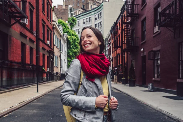 Lachende Meisje Een Beroemde Straat New York — Stockfoto
