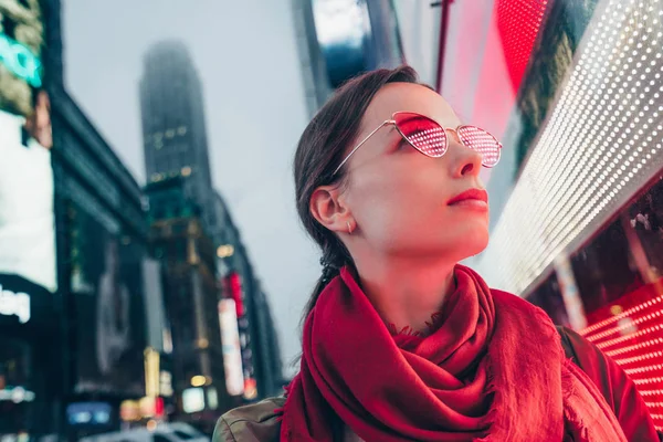 Aantrekkelijk Meisje Met Een Rode Bril Stad — Stockfoto