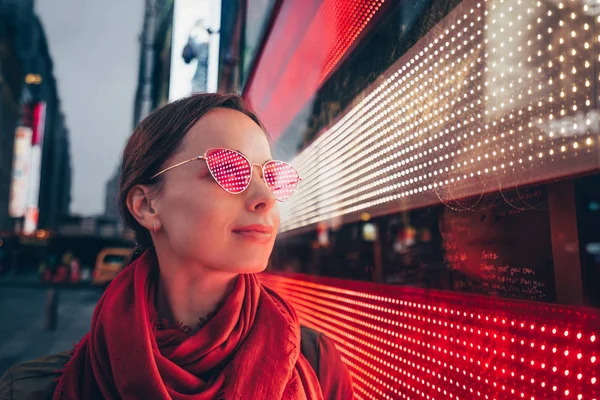 Şehirde Bir Kırmızı Ile Gülümseyen Kız Gözlük — Stok fotoğraf